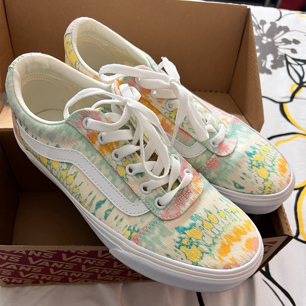 Woman’s Psychadelic tie dye Vans size 9